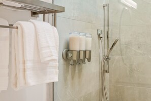 Dusche, Haartrockner, Handtücher
