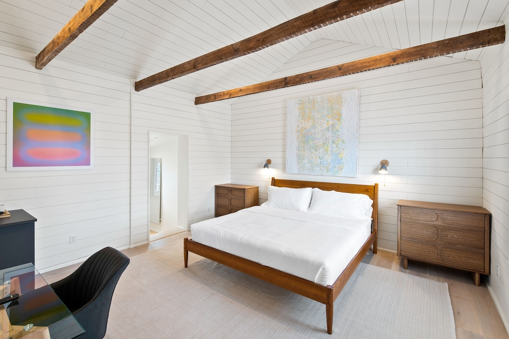 Boutique Room steps from Downtown Mall | Rose Jean - Room #3