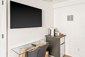 Interior - Pet Friendly Boutique Hotel Room, Walk to Downtown | Rose Jean Room 5 (Charlottesville)