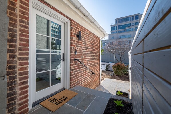 Property grounds - Pet Friendly Boutique Hotel Room, Walk to Downtown | Rose Jean Room 5 (Charlottesville)