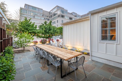 Pet Friendly Boutique Hotel Room, Walk to Downtown | Rose Jean Room 5