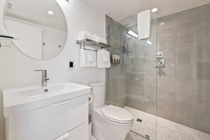 Shower, hair dryer, towels, soap - Entire 5-Room Boutique Hotel in Downtown Charlottesville (Charlottesville)