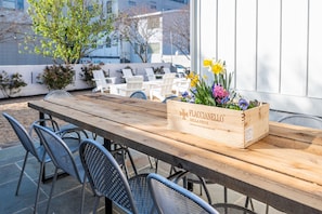 Outdoor dining - Entire Boutique Hotel in Downtown Charlottesville (Charlottesville)