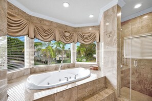 Badewanne, Haartrockner, Handtücher