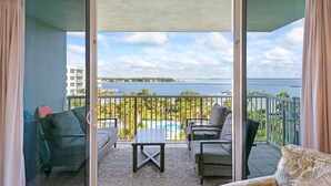 Un balcone con vista sul mare, una piscina e sullo sfondo, il panorama della città.
