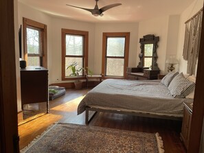 4 bedrooms, desk, travel cot, free WiFi