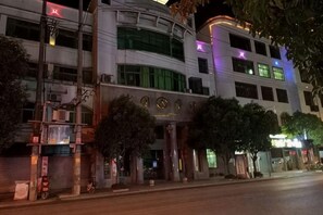 A multi-story hotel with a curved facade, large windows, and a prominent entrance. - Wenxin Business Hotel (Guidong)
