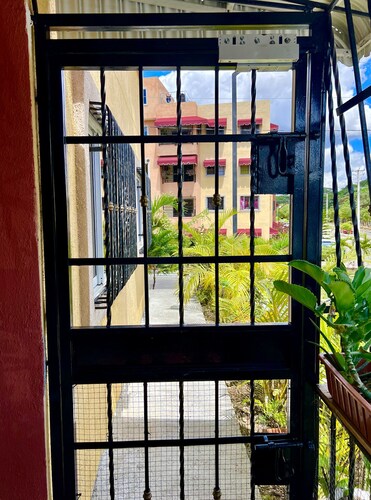 acogedor apartamento acceso directo al jardín en primera linea zona con segurida