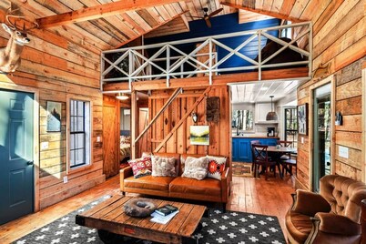 Riverstone Cottage: Cozy Riverfront Retreat