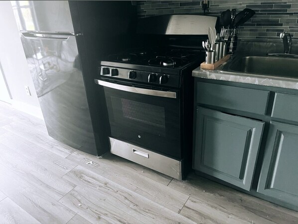 Fridge, cookware/dishes/utensils