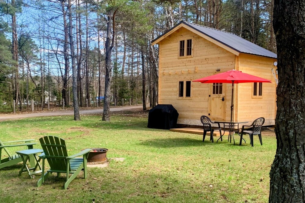 Cozy cabin on Weslemkoon Lake near crown land (pet-friendly)