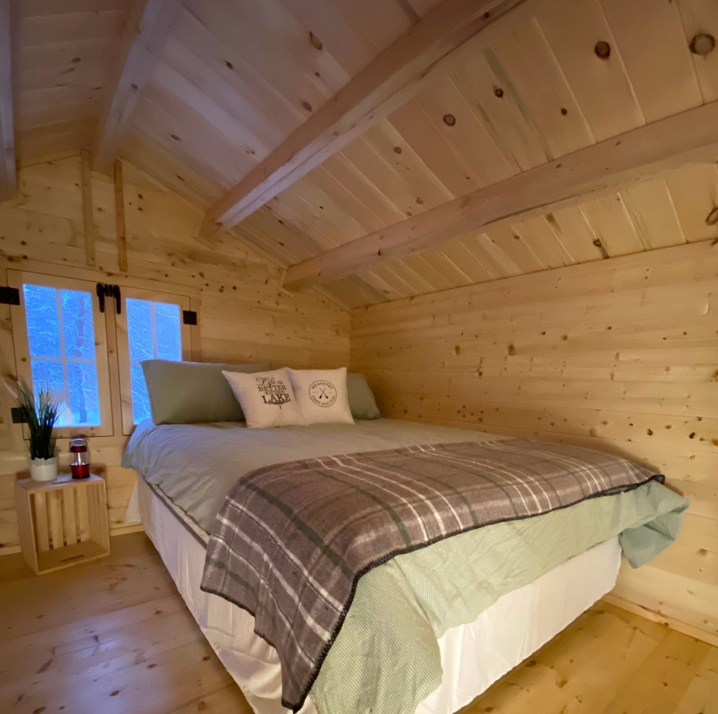 Cozy cabin on Weslemkoon Lake near crown land (pet-friendly)