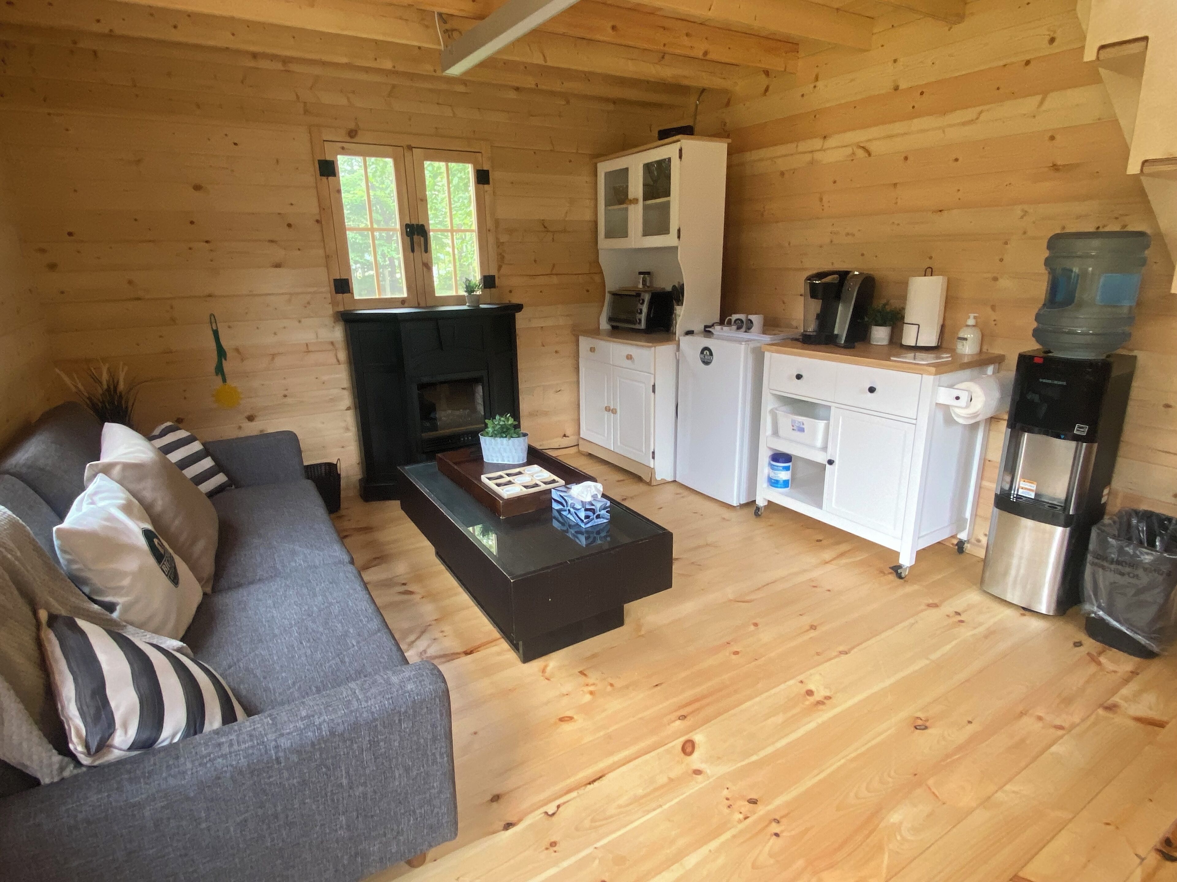 Cozy cabin on Weslemkoon Lake near crown land (pet-friendly)