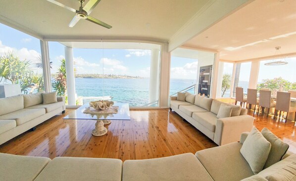 Smart TV, video games, computer monitors - Waterfront Paradise in Royal National Park - Your Bundeena Escape (Bundeena)