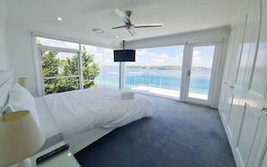 5 bedrooms, desk, soundproofing, iron/ironing board - Waterfront Paradise in Royal National Park - Your Bundeena Escape (Bundeena)