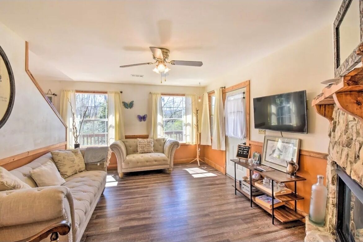 Hilltop Cabin near the lake “Hike, Swim, Fish!”