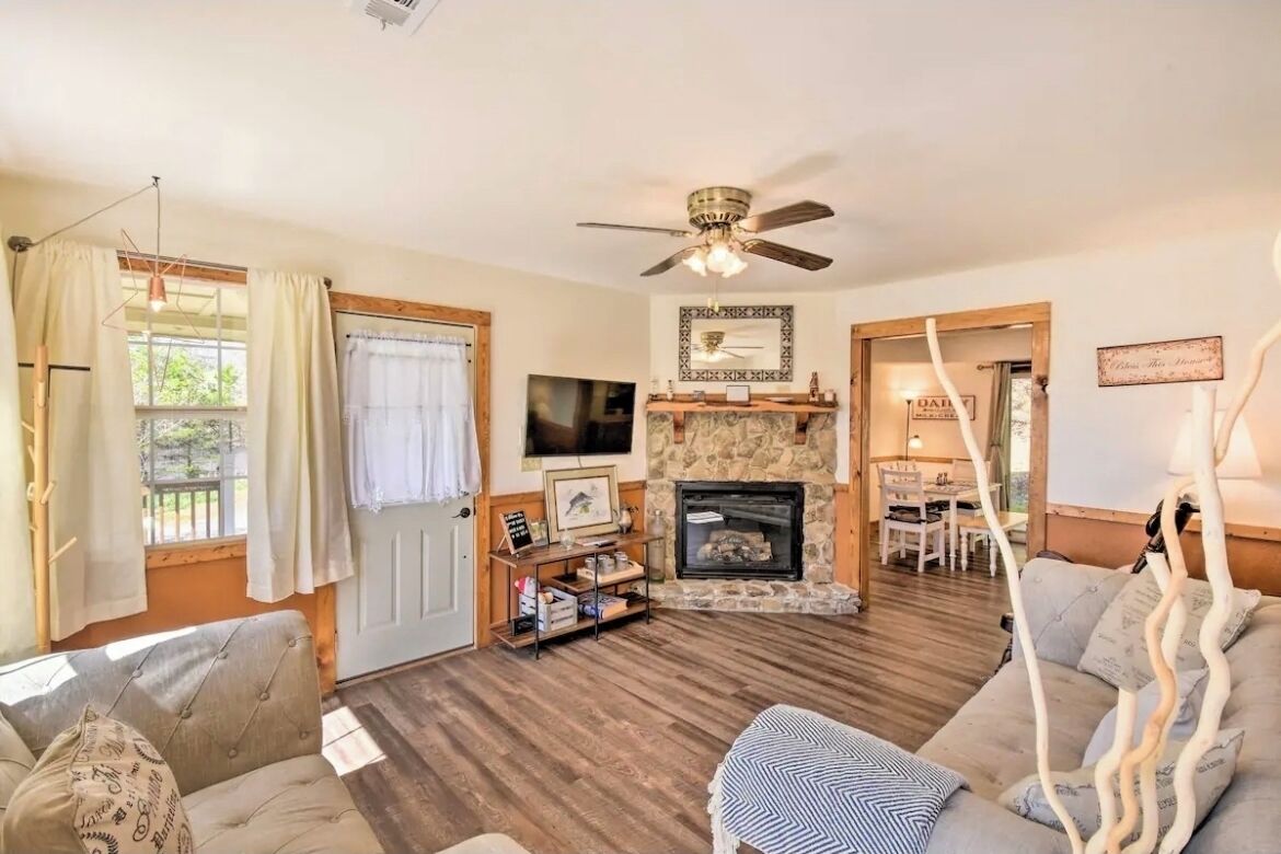 Hilltop Cabin near the lake “Hike, Swim, Fish!”