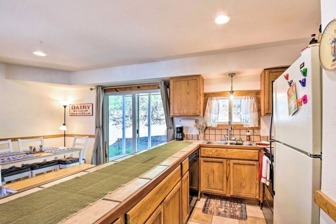 Hilltop Cabin near the lake “Hike, Swim, Fish!”