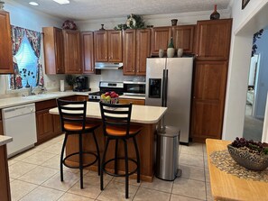 Fridge, microwave, oven, stovetop - Diamonds & Pearls of Williamsburg, VA (Williamsburg)