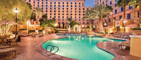 Piscina all'aperto, una piscina riscaldata