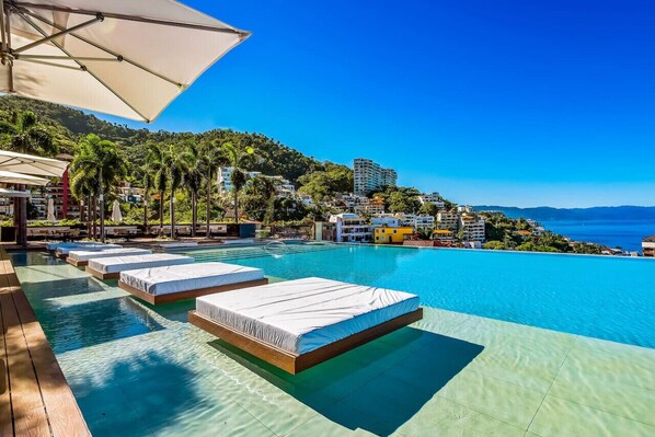 A rooftop pool, a heated pool - Experience Luxury at Casa Daniel: 6th Floor Retreat with the Largest Rooftop Pool in Central America, Elite Gym, and Just 7 Minutes to the Beach! (Puerto Vallarta)