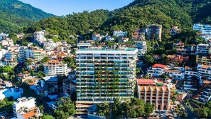 Exterior - Experience Luxury at Casa Daniel: 6th Floor Retreat with the Largest Rooftop Pool in Central America, Elite Gym, and Just 7 Minutes to the Beach! (Puerto Vallarta)