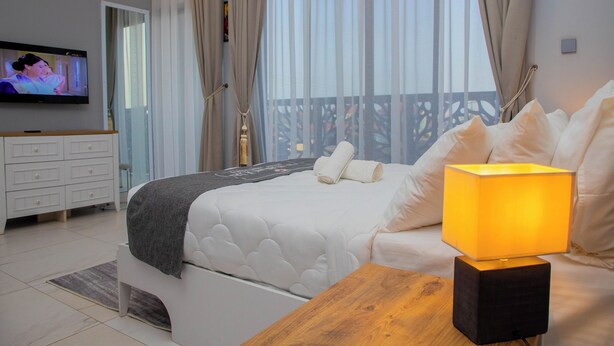 Premium Suite | Soundproofing, iron/ironing board, free WiFi, bed sheets - D'Magnolia Luxury Apartments (Madina)