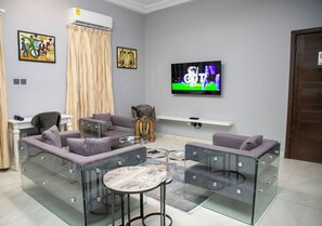 Sistema de insonorización y tabla de planchar con plancha 