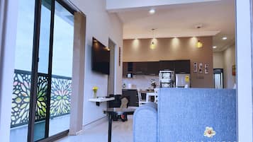 Habitación junior con 1 cama doble o 2 individuales | Zona de estar | Smart TV de 55 pulgadas con canales por satélite