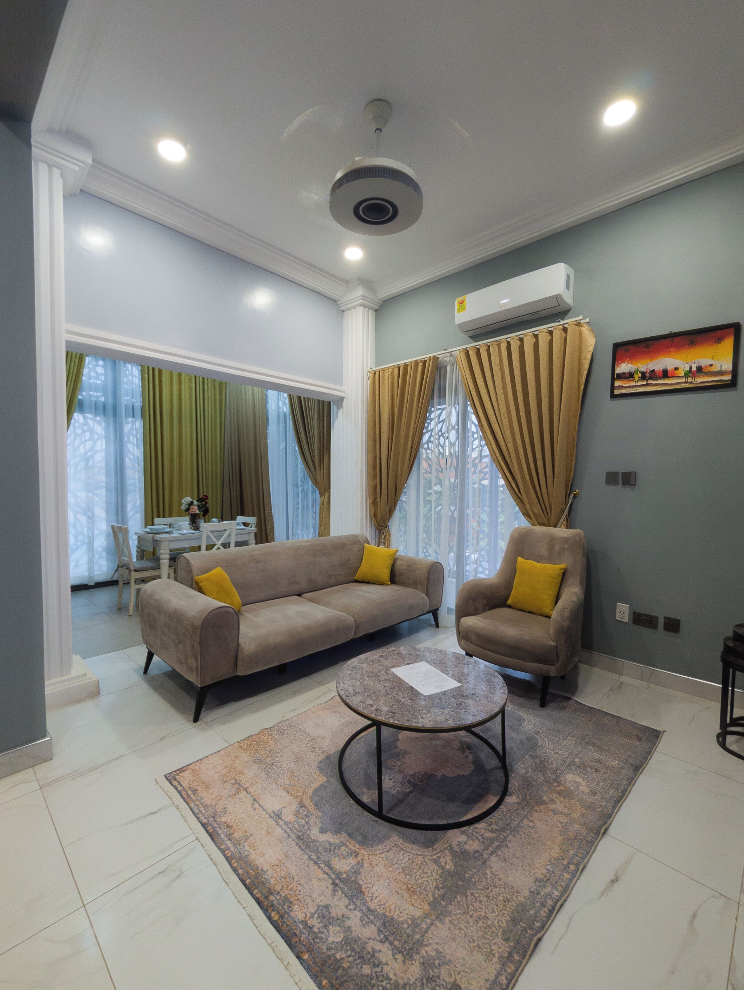 Sistema de insonorización y tabla de planchar con plancha 