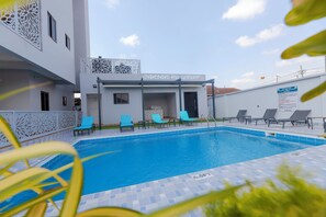 Piscine extérieure, parasols de plage