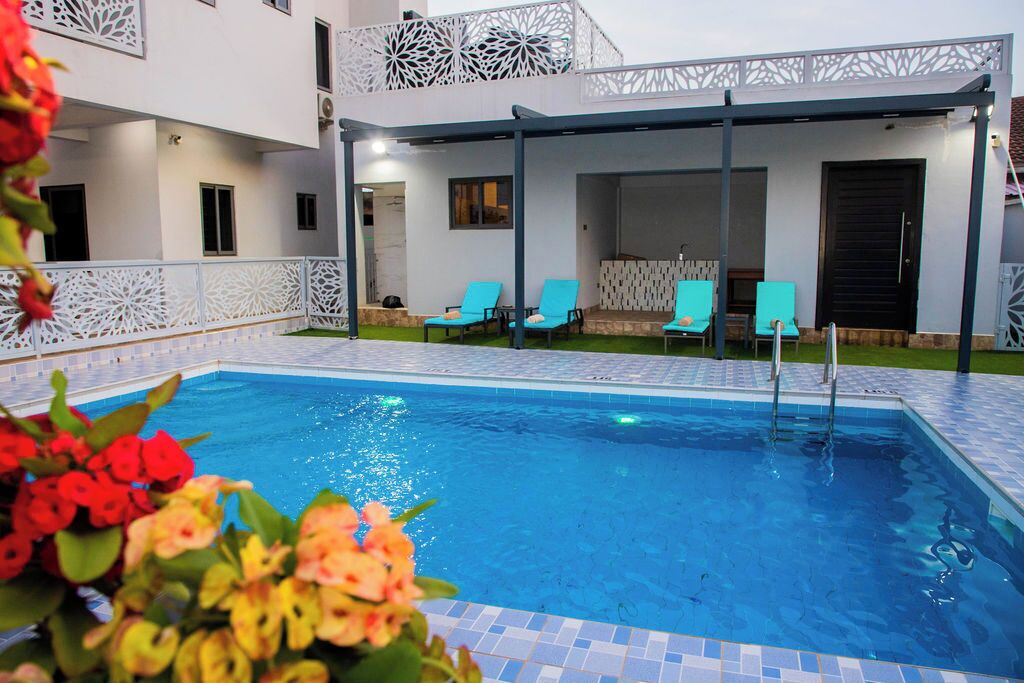 Utomhuspool med öppettider 06.00 till 18.00, och parasoller