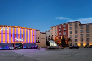 Unclassified image, 3 of 45, button - Salong Hotel (Shangri-La)