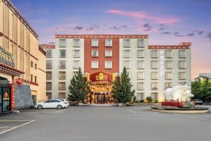 Un hôtel doté d’une entrée principale, de plusieurs étages et d’un espace de stationnement.