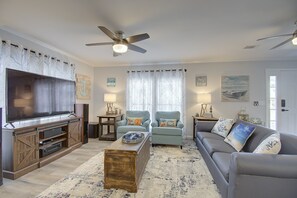 Smart TV, fireplace, books - Steps to the Beach, Pets - OK, Private Pool, Beach Towels, Chairs, Buggy (Oak Island)