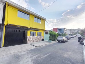 Front of property - HOSTAL LOS HEROES (San Salvador)