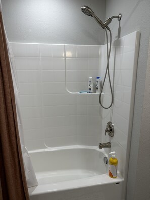 Handtücher, Seife, Shampoo, Toilettenpapier