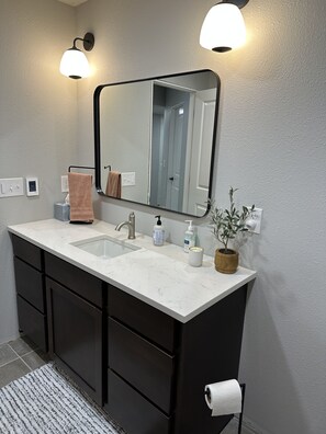 タオル、石鹸、シャンプー、トイレットペーパー