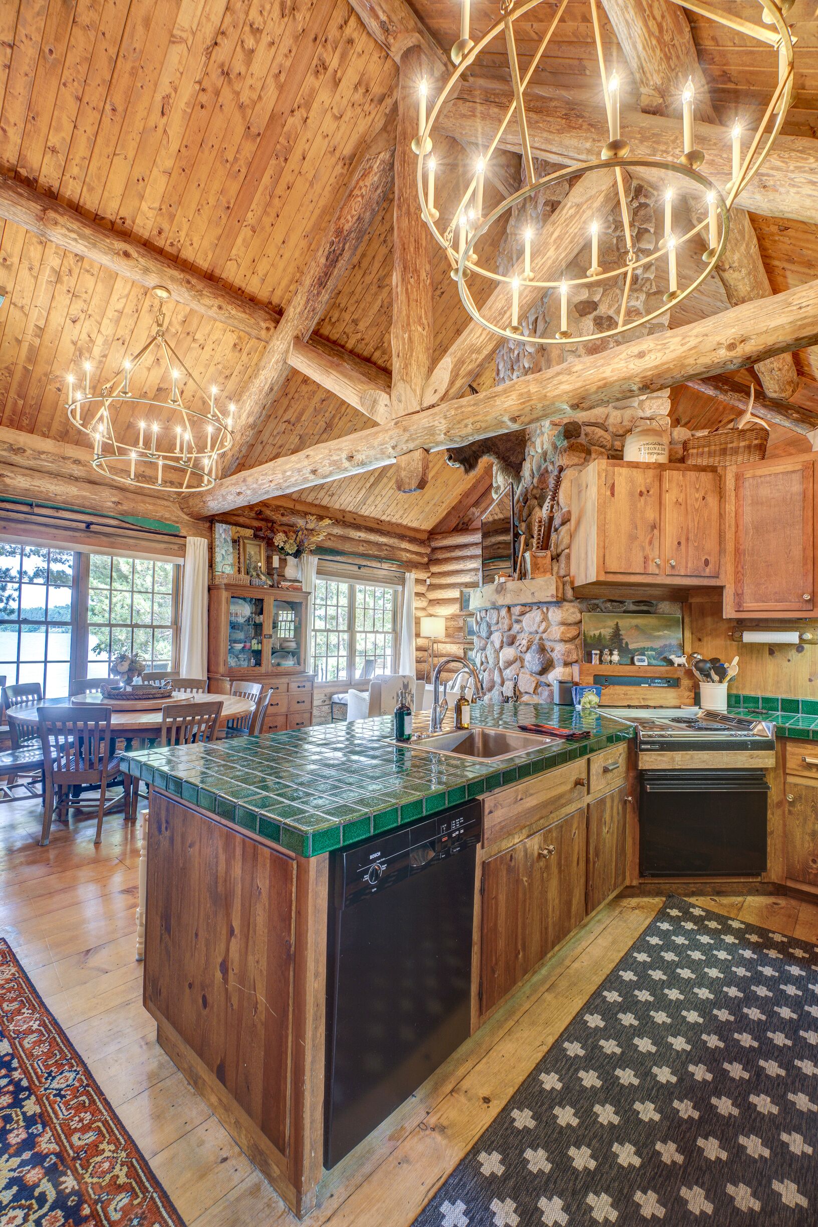 Lake front luxury, hot tub, ice fish, snowmobile on Big Mackenzie