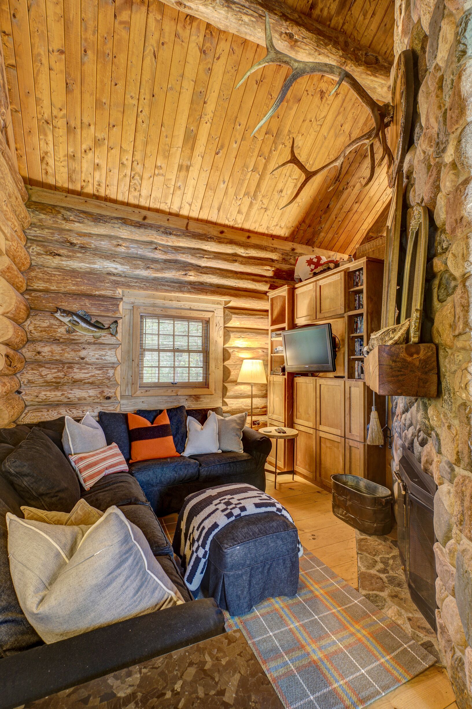 Lake front luxury, hot tub, ice fish, snowmobile on Big Mackenzie