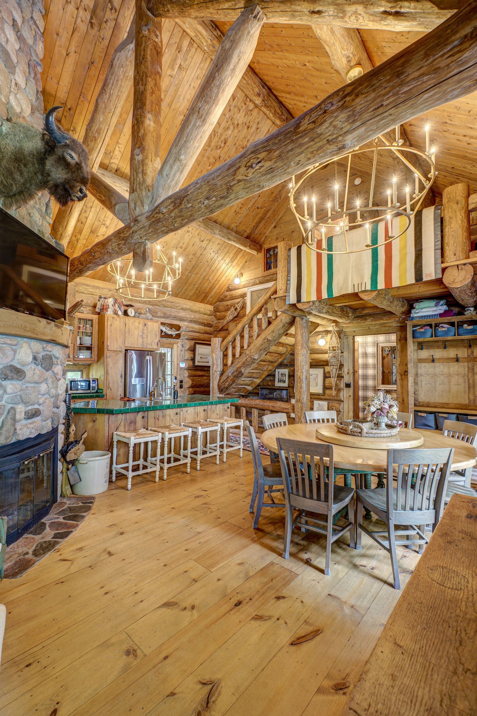 Lake front luxury, hot tub, ice fish, snowmobile on Big Mackenzie