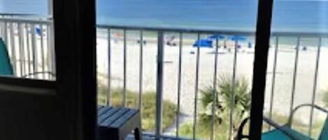 Un balcon avec vue sur la plage et l’océan.