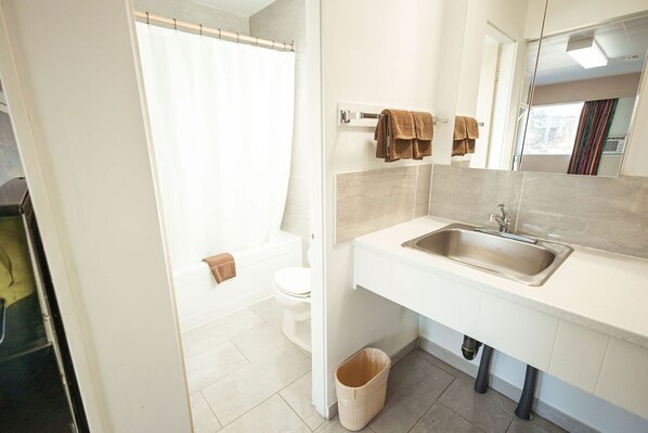 2 Queen Beds, Ground Floor | Bureau, accès au Wi-Fi (inclus)