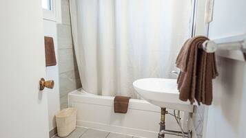 2 Queen Beds, Ground Floor | Bad | Toalettartikler (inkludert) og hårføner