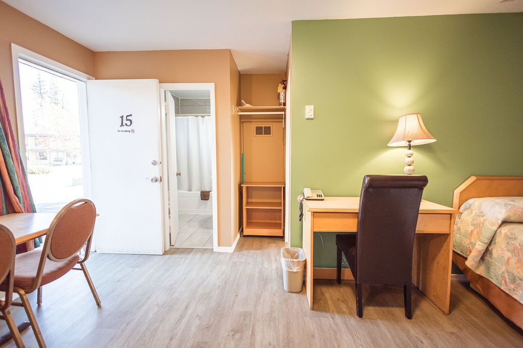 2 Queen Beds, Up Stairs | Skrivebord og wi-fi (inkludert)