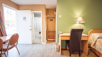 2 Queen Beds, Up Stairs | Skrivebord og wi-fi (inkludert)