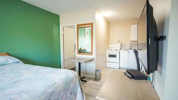 2 Queen Beds, Ground Floor | 1 sovrum, skrivbord och gratis wi-fi