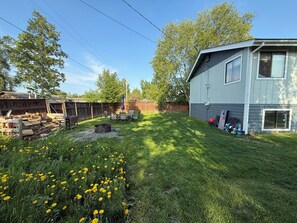 Property grounds - Whole house, 5 minutes from fishing on the Kenai River, Quiet neighborhood (Soldotna)