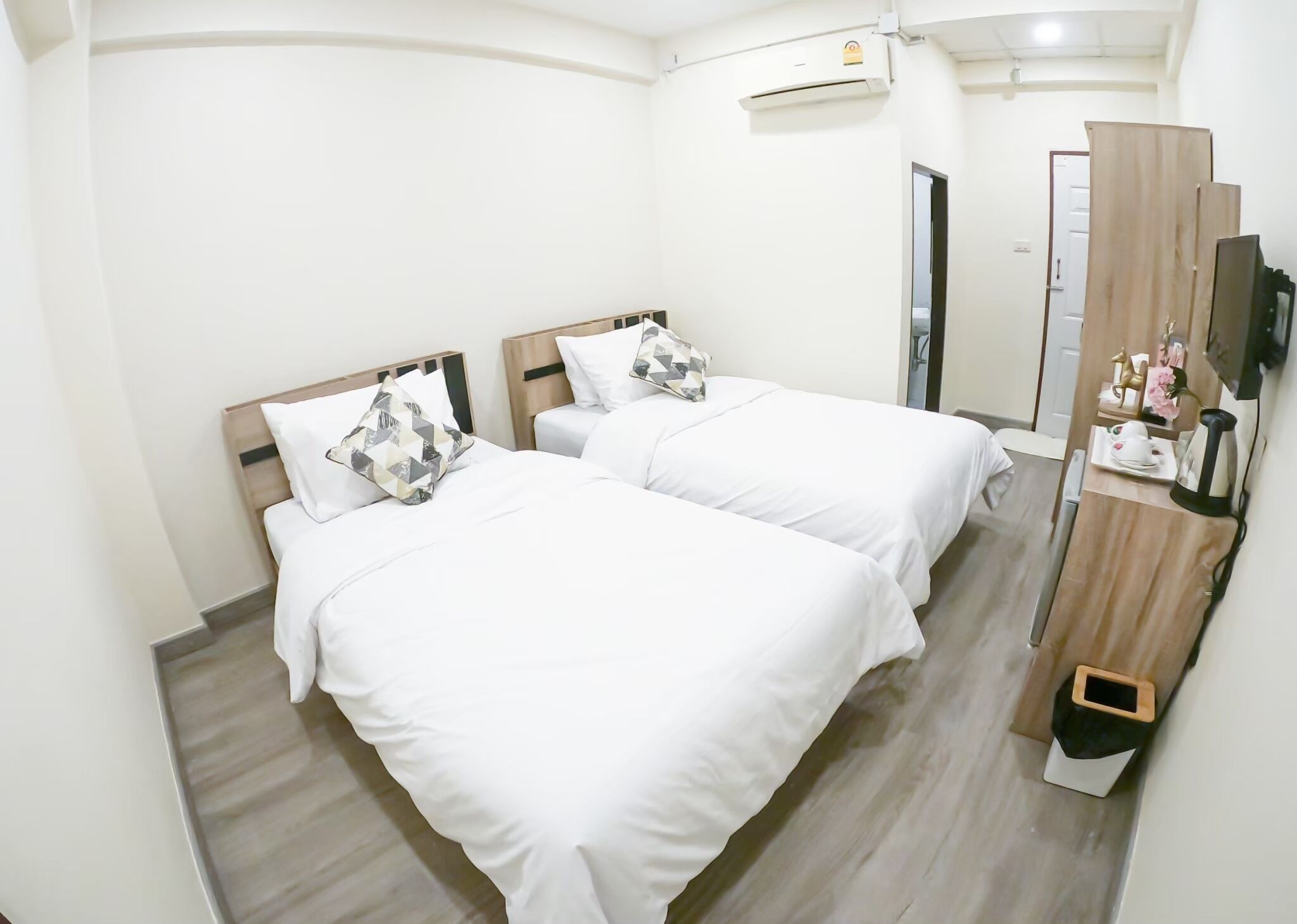 Free minibar, blackout drapes, free WiFi, bed sheets