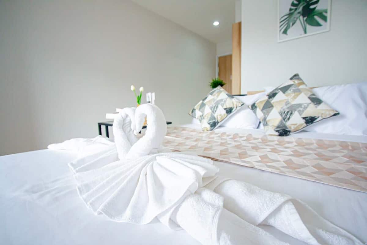 Deluxe kamer | Een gratis minibar, verduisterende gordijnen, gratis wifi, beddengoed
